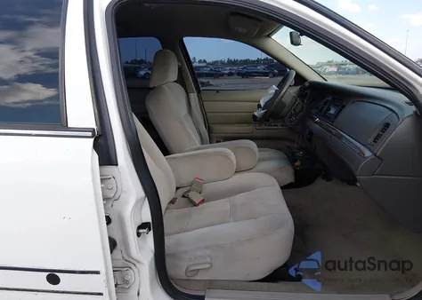 2008 Ford Crown Victoria Standard z USA, uszkodzony, nr VIN 2FAFP73VX8X115925